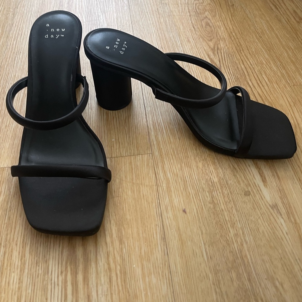 Tubular strap heeled sandal